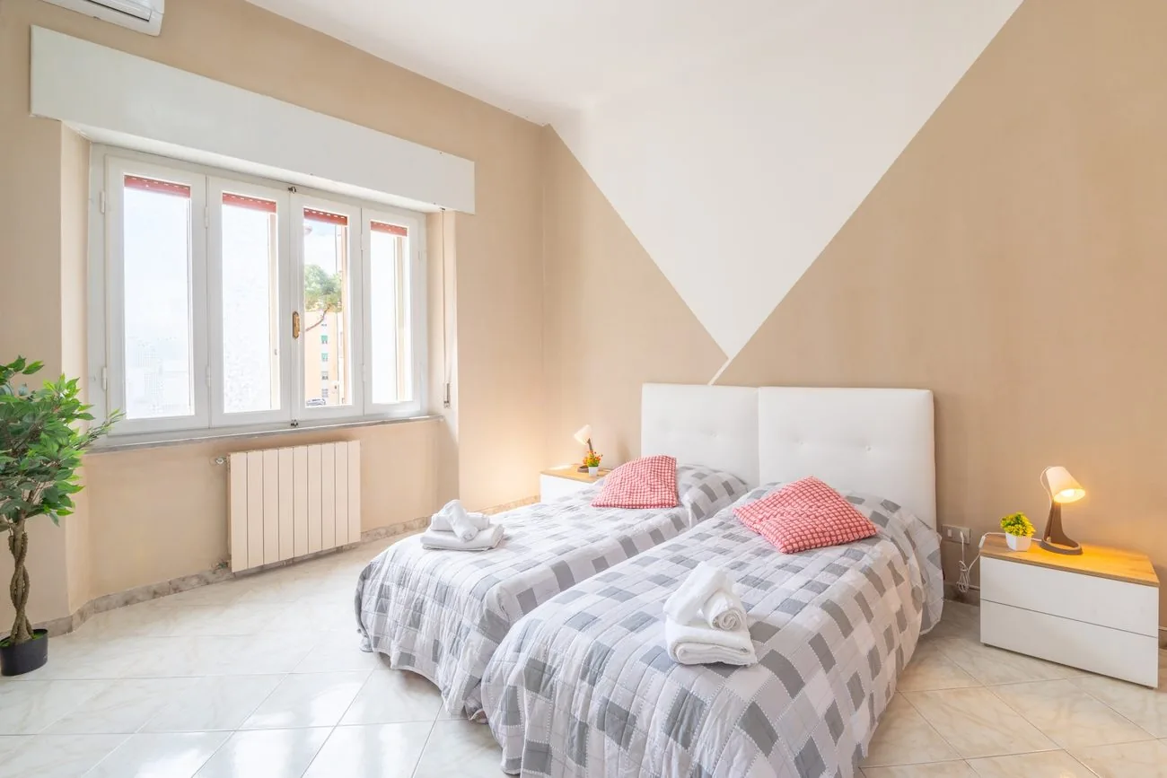 Camera con due letti singoli separati in un appartamento Piombino Business Stay