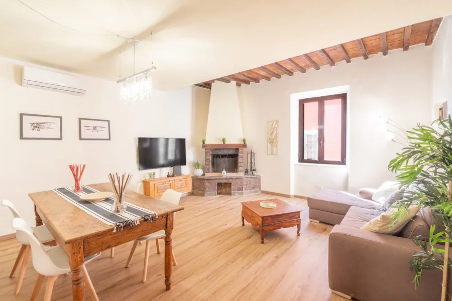 Soggiorno con tavolo e zona relax in un appartamento uso foresteria
